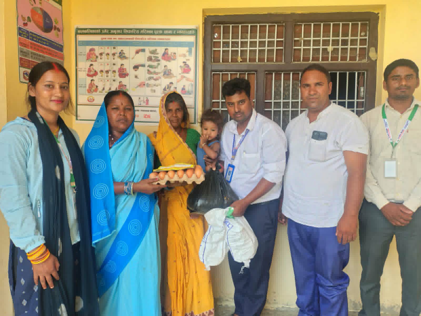 कटहरिया ४ मा कुपोषित बालबालिकालाई पोषण सामग्री तथा सरसफाइ सामग्री वितरण