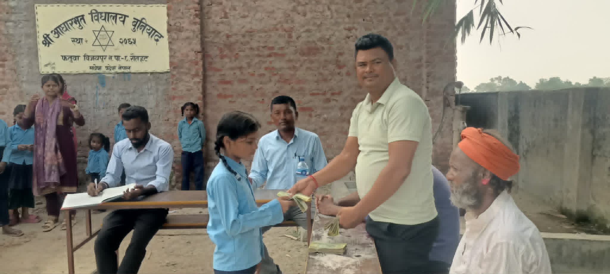 फतुवा विजयपुरको आवि बुनियादमा छात्रवृत्ति वितरण