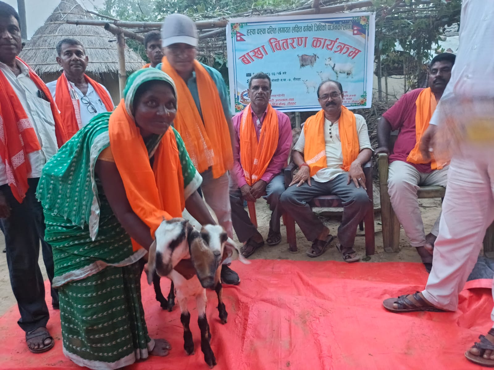 हरुवा–चरुवा समुदायको जीविकोपार्जनका लागि देवाही गोनाहीको उचिडिहमा बाख्रा वितरण