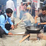 ग्यास अभावपछि सडकमै दाउरामा खाना पकाएर विद्यार्थीको सांकेतिक विरोध