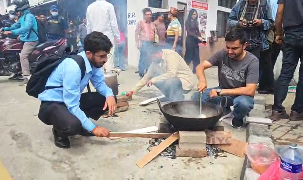 ग्यास अभावपछि सडकमै दाउरामा खाना पकाएर विद्यार्थीको सांकेतिक विरोध