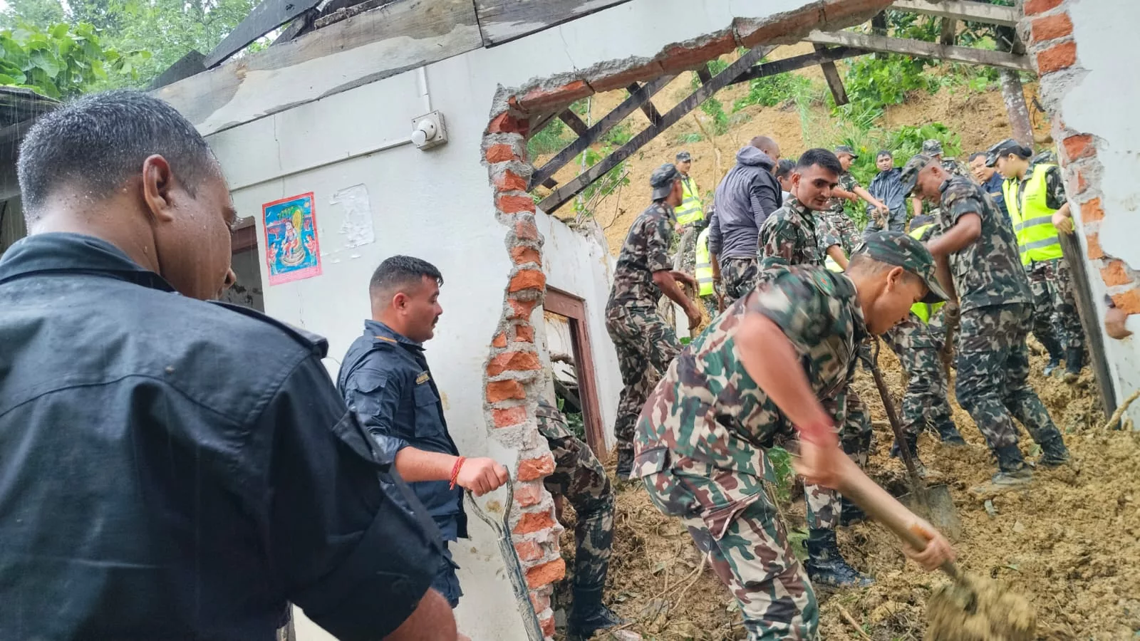 धनुषामा पहिरोले घर पुरिँदा एक महिलाको मृत्यु, चार जनाको उद्धार