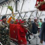 गोरखा दरबारको दसैँघरबाट फूलपातीको डोली हनुमानढोका पठाइयो